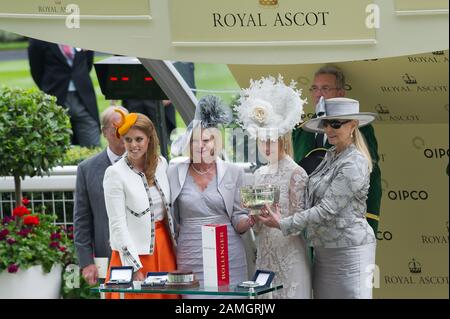 Royal Ascot, Ascot Races, Berkshire, Großbritannien. Juni 2014. Prinzessin Beatrice präsentiert Gewinnerinnen im Paradering bei Ascot Races am Ladies Day eine Trophäe. Kredit: Maureen McLean/Alamy Stockfoto