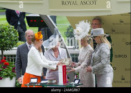 Royal Ascot, Ascot Races, Berkshire, Großbritannien. Juni 2014. Prinzessin Beatrice präsentiert Gewinnerinnen im Paradering bei Ascot Races am Ladies Day eine Trophäe. Kredit: Maureen McLean/Alamy Stockfoto