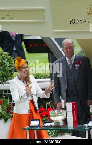 Royal Ascot, Ascot Races, Berkshire, Großbritannien. Juni 2014. Prinzessin Beatrice präsentiert Gewinnerinnen im Paradering bei Ascot Races am Ladies Day eine Trophäe. Kredit: Maureen McLean/Alamy Stockfoto