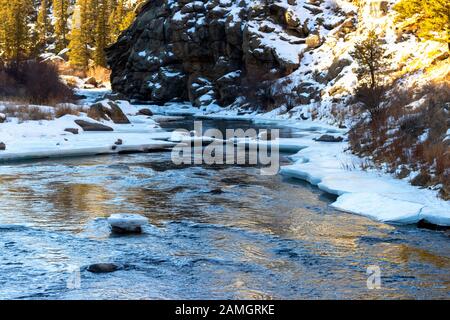 Tiefgefrorene Einsamkeit am Quellwasser des South Platte River im Eleven Mile Canyon Colorado Stockfoto