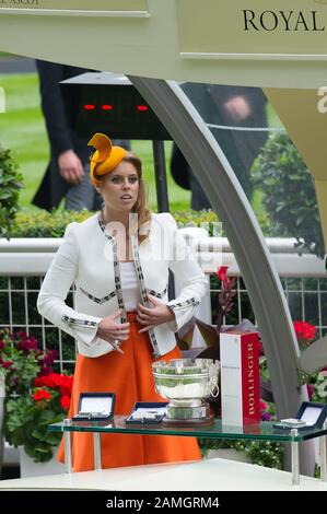 Royal Ascot, Ascot Races, Berkshire, Großbritannien. Juni 2014. Prinzessin Beatrice präsentiert Gewinnerinnen im Paradering bei Ascot Races am Ladies Day eine Trophäe. Kredit: Maureen McLean/Alamy Stockfoto