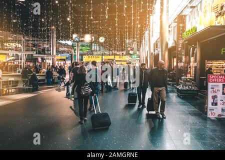 Amsterdam, Niederlande - November 2019: Menschen auf dem Flughafen (Flughafen Schipol) in Amsterdam Stockfoto