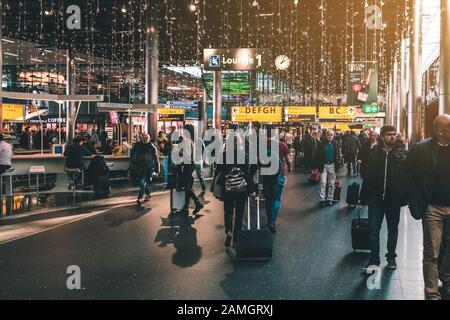 Amsterdam, Niederlande - November 2019: Menschen auf dem Flughafen (Flughafen Schipol) in Amsterdam Stockfoto