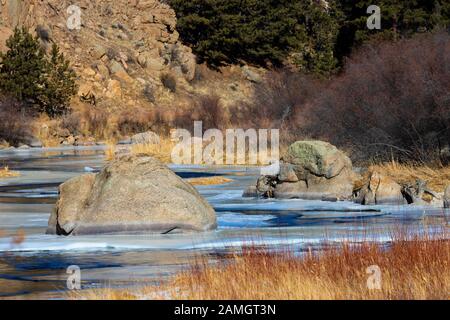 Tiefgefrorene Einsamkeit am Quellwasser des South Platte River im Eleven Mile Canyon Colorado Stockfoto