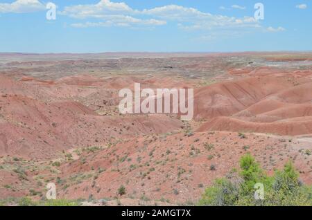 Anfang Sommer in Arizona: Blick auf die Painted Desert von Tiponi Punkt in Petrified Forest National Park Stockfoto