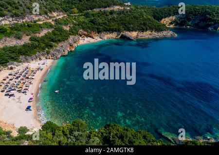 Vogelperspektive auf Mega Drafi Beach mit türkisfarbenem Meer im Gebiet von Parga, Ionisches Meer, Epirus, Griechenland Stockfoto