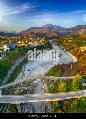 Die alte Mes-Bridge bei Sonnenuntergang in Shkodra, Albanien Stockfoto