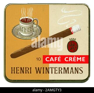 Vintage Dose 10 Henri Winterman's Café Crème Zigarillos (Zigarren) Miniatur c 1970. Es verfügt über eine Abbildung einer Kaffeetasse. Brüder Sjaak und Henri Wintermans etabliert eine Zigarre in den Niederlanden im Jahr 1904. Henri verließ sein eigenes Geschäft in 1934 zu schaffen. Nach dem Zweiten Weltkrieg wurde in Großbritannien der größte Absatzmarkt. Die Café Crème zigarillo Zigarre (Miniatur) wurde in den 1960er Jahren eingeführt. Henri Wintermans wurde verkauft an British American Tobacco (BAT) im Jahr 1966 und jetzt Henri Wintermans ist die grösste Verkauf Zigarre der Welt zu werden. Stockfoto