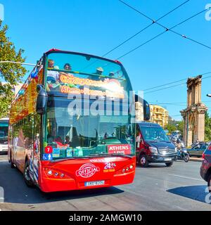 Athen, Griechenland - 21. September 2019: Offener Doppeldeckerbus für Stadtbesichtigung in Athen (Rote Route) Stockfoto