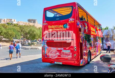 Athen, Griechenland - 21. September 2019: Offener Doppeldeckerbus für Stadtbesichtigung an der Bushaltestelle in der Nähe der Akropolis in Athen (Rote Route) Stockfoto