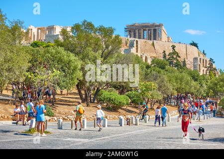 Athen, Griechenland - 21. September 2019: Spaziergänge in der Nähe des Akropolis-Hügels in Athen Stockfoto