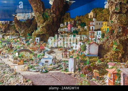 Candelaria, Tenera, Spanien - 12. Dezember 2019: Weihnachtsbelen - Krippe (Kreche), Krippe, Krippe, Statue von Menschen und Häusern in Miniatur Stockfoto