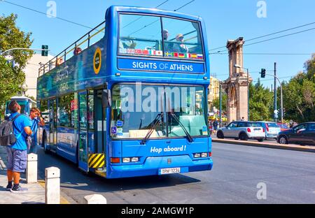 Athen, Griechenland - 21. September 2019: Hop-On-Hop-Off-Bus in Athen (Blaue Route) Stockfoto