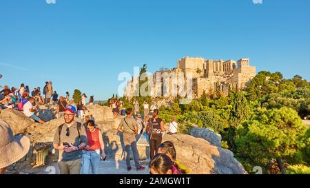 Athen, Griechenland - 21. September 2019: Menschenmenge auf Dem Areopagus-Felsen in der Nähe Der Akropolis in Athen Stockfoto