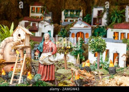 Candelaria, Tenera, Spanien - 12. Dezember 2019: Detail von Weihnachtsbelen - Krippe, Krippe, Krippe, Statue von Menschen und Häusern in Miniatur Stockfoto