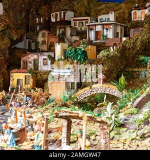 Candelaria, Tenera, Spanien - 12. Dezember 2019: Weihnachtsbelen - Statuen von Menschen und Häusern in Miniaturform, die das Leben des alten Bethlehem darstellen Stockfoto