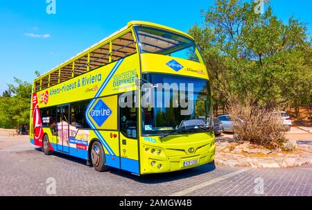 Athen, Griechenland - 21. September 2019: Hop-On-Hop-Off-Bus in Athen an der Bushaltestelle (Gelbe Route) Stockfoto