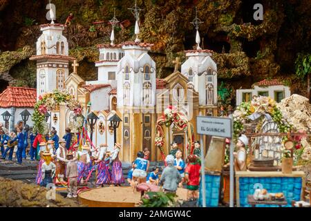 Candelaria, Tenera, Spanien - 12. Dezember 2019: Weihnachtsbelen - Statuen von Menschen und Häusern im Kleinmaßstab Stockfoto