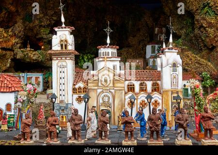 Candelaria, Tenera, Spanien - 12. Dezember 2019: Weihnachtsbelen - Statuen von Menschen und Häusern in Miniatur Stockfoto