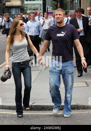 Freddie Flintoff mit seiner Frau Rachel und Mitgliedern des England Cricket-Teams am Morgen, nachdem er die Wiedererlangung der Ashes aus Australien bei einem historischen Sieg auf Dem Oval Cricket Ground gefeiert hatte. Stockfoto