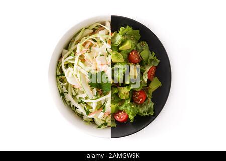Coleslaw und Avocado-Salat-Montage isoliert auf weißem Hintergrund Stockfoto