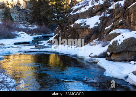 Tiefgefrorene Einsamkeit am Quellwasser des South Platte River im Eleven Mile Canyon Colorado Stockfoto