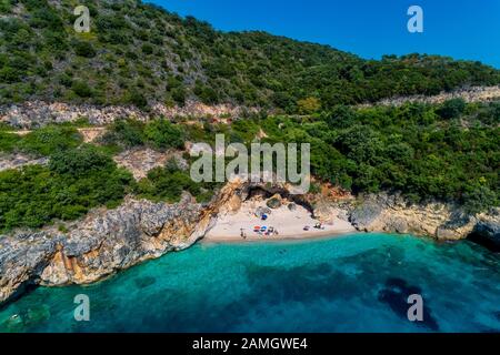 Vogelperspektive auf den Kleinen Drafi-Strand mit türkisfarbenem Meer in Parga, Ionisches Meer, Epirus, Griechenland Stockfoto