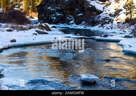 Tiefgefrorene Einsamkeit am Quellwasser des South Platte River im Eleven Mile Canyon Colorado Stockfoto