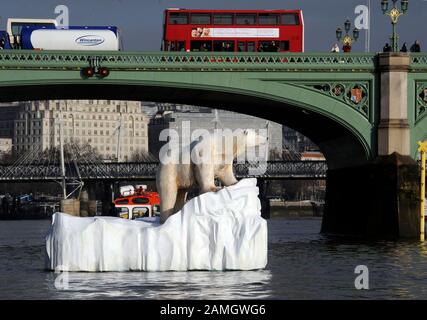 Ein Eisbär auf einem Iceberg, der die Themse an den Parlamentshäusern vorbeischwimmt, Teil einer Publicity Stunt, um einen neuen Fernsehsender Für Naturgeschichte zu starten. Stockfoto