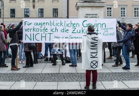 München, Bayern, Deutschland. Januar 2020. Als Reaktion auf die erneute Bestätigung von Siemens, für die Kohlemine Adani-Carmichael in Australien Schaltsysteme zu bauen, wurden an Siemens-Standorten spontan Proteste in ganz Deutschland aufgerufen, zu denen ein Extinction Rebellion De-In und dann eine Menschenkette gehörten. Nur drei Tage nach dem letzten Protest im Siemens HQ in München forderte der Freitag für Die Zukunft erneut Proteste am Standort. Joe Kaeser von Siemens bekräftigte erneut seine Partnerschaft mit der Adani Mining Company, um Schaltgeräte für die Carmichael Mine in Australien zu bauen, eine Bewegung c Stockfoto