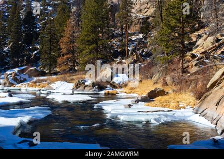 Tiefgefrorene Einsamkeit am Quellwasser des South Platte River im Eleven Mile Canyon Colorado Stockfoto