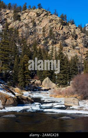 Tiefgefrorene Einsamkeit am Quellwasser des South Platte River im Eleven Mile Canyon Colorado Stockfoto