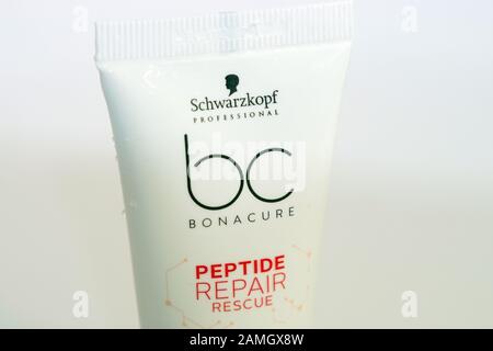 Tjumen, Russland - 25. November 2019: Schwarzkopf bc Bonacure reptide Schwarzkopf Gliss beim Stylen der Sprühflasche Stockfoto