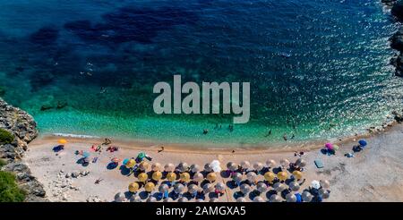 Vogelperspektive auf Mega Drafi Beach mit türkisfarbenem Meer im Gebiet von Parga, Ionisches Meer, Epirus, Griechenland Stockfoto