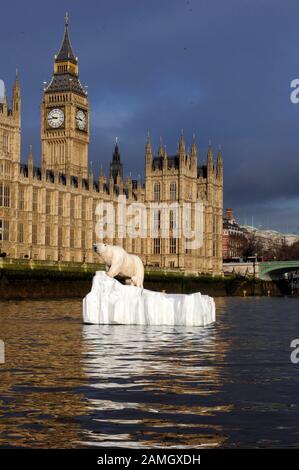 Ein Eisbär auf einem Iceberg, der die Themse an den Parlamentshäusern vorbeischwimmt, Teil einer Publicity Stunt, um einen neuen Fernsehsender Für Naturgeschichte zu starten. Stockfoto