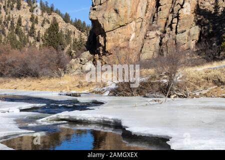 Tiefgefrorene Einsamkeit am Quellwasser des South Platte River im Eleven Mile Canyon Colorado Stockfoto