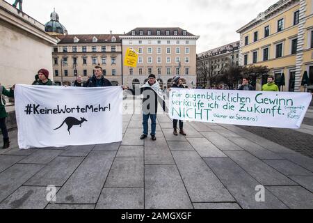 München, Bayern, Deutschland. Januar 2020. Als Reaktion auf die erneute Bestätigung von Siemens, für die Kohlemine Adani-Carmichael in Australien Schaltsysteme zu bauen, wurden an Siemens-Standorten spontan Proteste in ganz Deutschland aufgerufen, zu denen ein Extinction Rebellion De-In und dann eine Menschenkette gehörten. Nur drei Tage nach dem letzten Protest im Siemens HQ in München forderte der Freitag für Die Zukunft erneut Proteste am Standort. Joe Kaeser von Siemens bekräftigte erneut seine Partnerschaft mit der Adani Mining Company, um Schaltgeräte für die Carmichael Mine in Australien zu bauen, eine Bewegung c Stockfoto