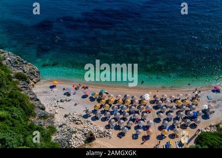 Vogelperspektive auf Mega Drafi Beach mit türkisfarbenem Meer im Gebiet von Parga, Ionisches Meer, Epirus, Griechenland Stockfoto