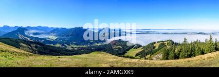 Mystic Blick auf das Alpenvorland in der Nähe von Wertach im bayerischen Allgäu an einem nebligen Oktober Morgen Stockfoto