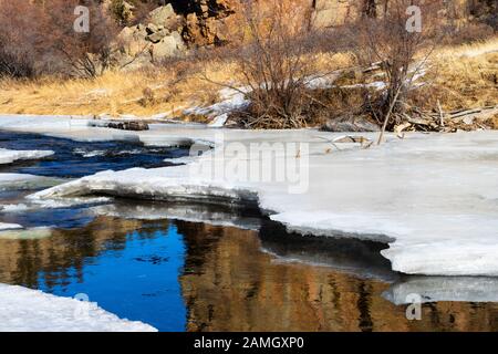 Tiefgefrorene Einsamkeit am Quellwasser des South Platte River im Eleven Mile Canyon Colorado Stockfoto