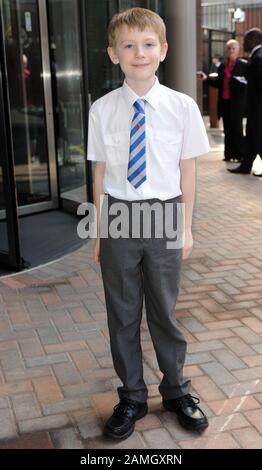 Der 9-jährige offizielle Vereinskampler von George Taylor für die britische Legionär, der die Königin H.M. bei der Eröffnung des neuen britischen Legionshauptquartiers in South London traf. Stockfoto