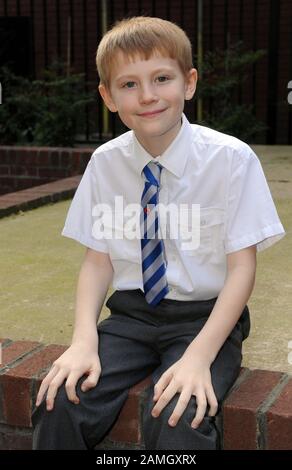 Der 9-jährige offizielle Vereinskampler von George Taylor für die britische Legionär, der die Königin H.M. bei der Eröffnung des neuen britischen Legionshauptquartiers in South London traf. Stockfoto