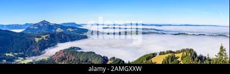 Mystic Blick auf das Alpenvorland in der Nähe von Wertach im bayerischen Allgäu an einem nebligen Oktober Morgen Stockfoto