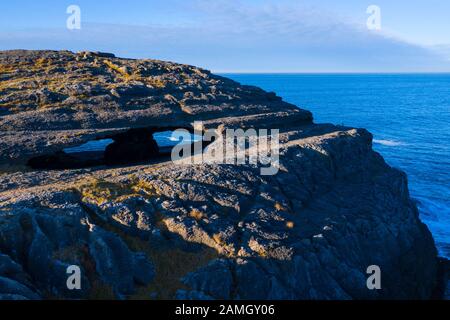 Höhle von La Ojerada, Ajo, Gemeinde Bareyo, Kantabriensee, Kantabrien, Spanien, Europa Stockfoto