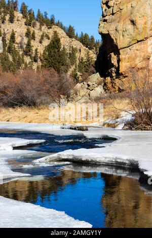 Tiefgefrorene Einsamkeit am Quellwasser des South Platte River im Eleven Mile Canyon Colorado Stockfoto