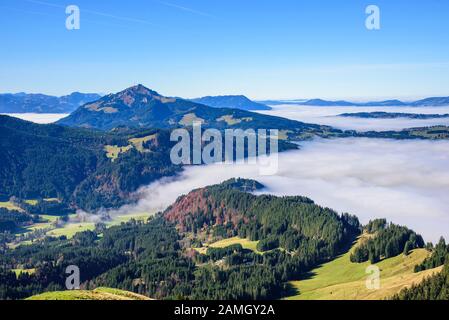 Mystic Blick auf das Alpenvorland in der Nähe von Wertach im bayerischen Allgäu an einem nebligen Oktober Morgen Stockfoto