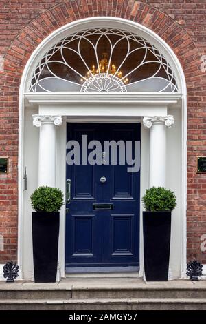Dublin. Irland. 06..25. 16 Eine der berühmten Dubliner Türen. Typisch für das Design vieler Vordertüren im Zentrum Dublins. Republik Irland. Das sind sie Stockfoto
