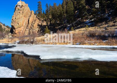 Tiefgefrorene Einsamkeit am Quellwasser des South Platte River im Eleven Mile Canyon Colorado Stockfoto