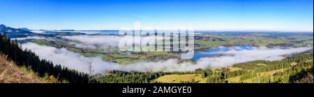 Mystic Blick auf das Alpenvorland in der Nähe von Wertach im bayerischen Allgäu an einem nebligen Oktober Morgen Stockfoto