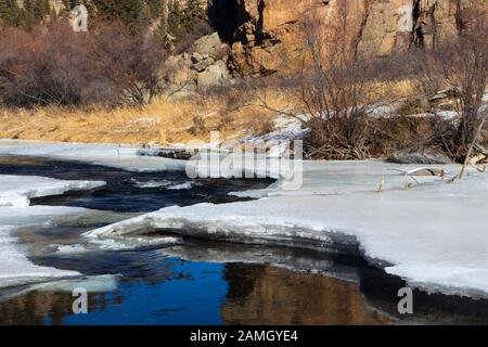 Tiefgefrorene Einsamkeit am Quellwasser des South Platte River im Eleven Mile Canyon Colorado Stockfoto